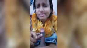 Desi MMS视频中有一个年轻女孩给口交并吮吸硬公鸡 0 敏 40 sec