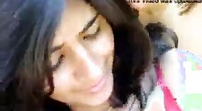 HD-Video einer indischen Amateur-Freundin, die Sex im Freien genießt 2 min 00 s