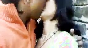 Vídeo em HD de uma namorada Indiana Amadora a desfrutar de sexo ao ar livre 0 minuto 30 SEC