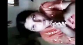 Desi Bhabhi抓住了她家中没有抑制性活动的 0 敏 0 sec