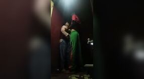 Vídeo de sexo caseiro com casal Desi a fazer sexo oral e penetrante apaixonado 1 minuto 40 SEC