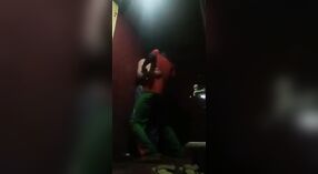 Vídeo de sexo caseiro com casal Desi a fazer sexo oral e penetrante apaixonado 3 minuto 00 SEC