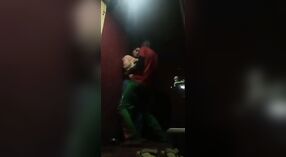 Domowy seks wideo z desi para oddając w namiętny oral i penetrative Seks 3 / min 10 sec