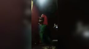 Domowy seks wideo z desi para oddając w namiętny oral i penetrative Seks 3 / min 20 sec