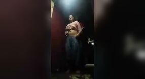 Vídeo de sexo caseiro com casal Desi a fazer sexo oral e penetrante apaixonado 3 minuto 30 SEC