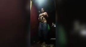 Domowy seks wideo z desi para oddając w namiętny oral i penetrative Seks 3 / min 50 sec