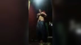 Video de sexo casero con una pareja Desi que se entrega al sexo oral y penetrante apasionado 4 mín. 00 sec