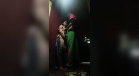 Domowy seks wideo z desi para oddając w namiętny oral i penetrative Seks 1 / min 00 sec