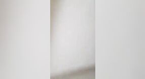 Desi ragazza dà un sensuale pompino in un MMS video 3 min 10 sec