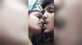 Desi menina dá uma sensual boquete em um MMS vídeo 3 minuto 30 SEC