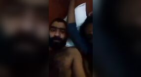 Pareja Desi se entrega a una acción humeante para chupar tetas en este video 1 mín. 20 sec