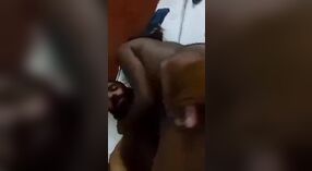 Pareja Desi se entrega a una acción humeante para chupar tetas en este video 3 mín. 50 sec