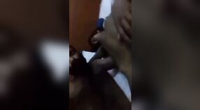 Desi couple se livre à une action torride de succion de seins dans cette vidéo 4 minute 20 sec