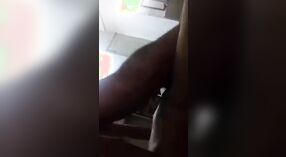 Desi couple se livre à une action torride de succion de seins dans cette vidéo 6 minute 20 sec