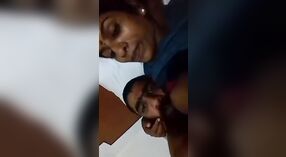 Pasangan Desi indulges ing sawetara tumindak susu-nyedhot akeh uwabe ing video iki 0 min 0 sec