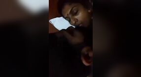 Pareja Desi se entrega a una acción humeante para chupar tetas en este video 0 mín. 50 sec