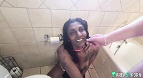 Indyjski dziwka dostaje używany jako a ludzki toaleta i napoje mocz w Desi mms wideo 4 / min 40 sec