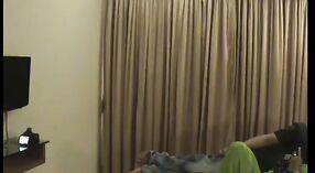 Bhabhi beim Betrügen mit versteckter Kamera im Hotelzimmer erwischt 0 min 0 s