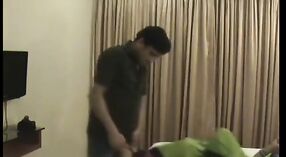 Bhabhi atrapado engañando en cámara oculta en la habitación del hotel 5 mín. 40 sec