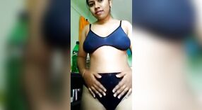 Gadis desi menjadi nakal dengan vaginanya dan payudara kendor besar saat mengganti bra-nya 1 min 30 sec