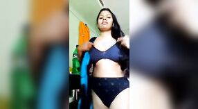 Desi Girl更换胸罩时，她的猫和大下垂的山雀顽皮 2 敏 00 sec