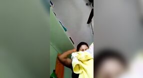 Desi menina fica impertinente com sua buceta e Grandes Seios Flácidos, enquanto a mudança de seu sutiã 3 minuto 10 SEC