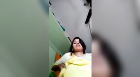 Desi menina fica impertinente com sua buceta e Grandes Seios Flácidos, enquanto a mudança de seu sutiã 3 minuto 20 SEC