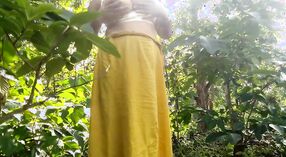 Indiase babe gets wild in de great outdoors 2 min 40 sec