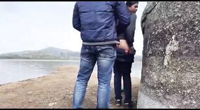 गांव का प्रेमियों आउटडोर सेक्स पर नदी के किनारे में लीक एमएमएस वीडियो 3 मिन 20 एसईसी