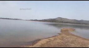 હિલબિલી પ્રેમીઓ લીક એમએમએસ વિડિઓમાં નદીના કાંઠે આઉટડોર સેક્સ કરે છે 5 મીન 50 સેકન્ડ