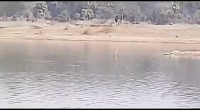 hillbilly-Liebhaber haben Sex im Freien am Flussufer in durchgesickertem MMS-Video 6 min 20 s