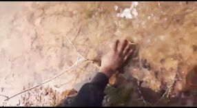 હિલબિલી પ્રેમીઓ લીક એમએમએસ વિડિઓમાં નદીના કાંઠે આઉટડોર સેક્સ કરે છે 0 મીન 0 સેકન્ડ