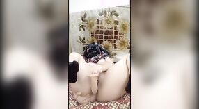 Intense anale actie met een prachtige Pakistaanse mama rijden een dildo 1 min 20 sec