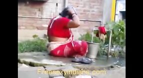 Buurman vangt indiase bhabhi in de daad op Verborgen camera 1 min 20 sec