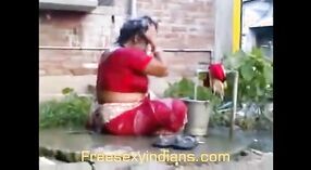 Buurman vangt indiase bhabhi in de daad op Verborgen camera 1 min 40 sec