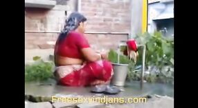 Un voisin surprend un bhabhi indien en flagrant délit sur une caméra cachée 2 minute 10 sec