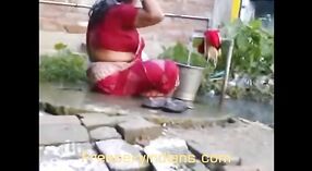 Sąsiad łapie Indian bhabhi w akcji na ukrytą kamerę 2 / min 20 sec