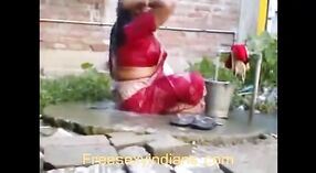 Buurman vangt indiase bhabhi in de daad op Verborgen camera 2 min 30 sec