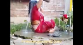 Sąsiad łapie Indian bhabhi w akcji na ukrytą kamerę 2 / min 50 sec
