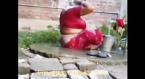 Sąsiad łapie Indian bhabhi w akcji na ukrytą kamerę 3 / min 20 sec