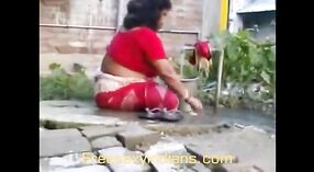 Sąsiad łapie Indian bhabhi w akcji na ukrytą kamerę 0 / min 0 sec