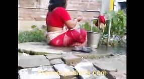 Sąsiad łapie Indian bhabhi w akcji na ukrytą kamerę 0 / min 40 sec