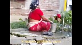 Vecino atrapa a bhabhi indio en el acto en cámara oculta 1 mín. 00 sec