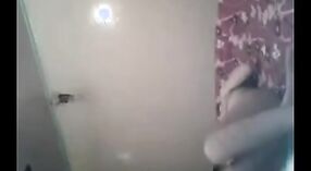 Hindi Masturbatie Video van een Kashmiri vriendin vingeren haar nauw kut 1 min 30 sec