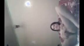 Hindi Masturbatie Video van een Kashmiri vriendin vingeren haar nauw kut 2 min 00 sec
