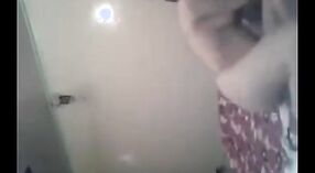 Hindi Masturbatie Video van een Kashmiri vriendin vingeren haar nauw kut 2 min 30 sec