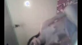 Hindi Masturbatie Video van een Kashmiri vriendin vingeren haar nauw kut 1 min 00 sec