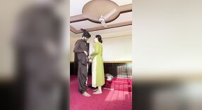 پاکستانی بیوی ایک خفیہ ویڈیو میں اپنے دوست کے ساتھ شوہر پر دھوکہ دیتی ہے 0 کم از کم 0 سیکنڈ