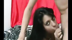 Amatorskie Indyjska dziewczyna lubi psie i sex oralny z facetem na kamery 2 / min 00 sec
