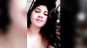 O vídeo xxx da esposa Paquistanesa a captura nua e exibindo seus seios para seu amante 1 minuto 20 SEC